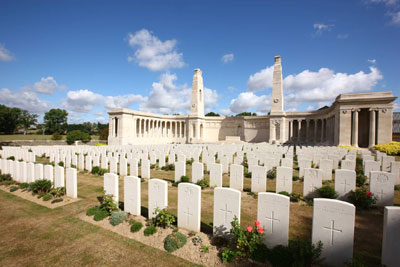 Vis-en-Artois British Cemetery and Memorial - Haucourt / Samuel Dhote